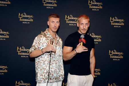 Felix Lobrecht bei der Präsentation seiner Wachsfigur in Berlin