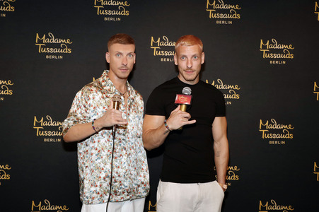 Felix Lobrecht bei der Präsentation seiner Wachsfigur in Berlin