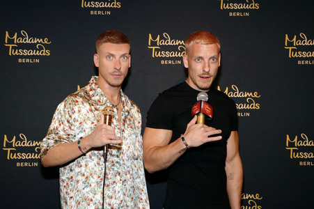 Felix Lobrecht bei der Präsentation seiner Wachsfigur in Berlin
