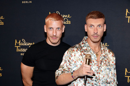 Felix Lobrecht bei der Präsentation seiner Wachsfigur in Berlin