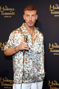 Felix Lobrecht bei der Präsentation seiner Wachsfigur in Berlin