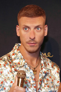 Felix Lobrecht bei der Präsentation seiner Wachsfigur in Berlin