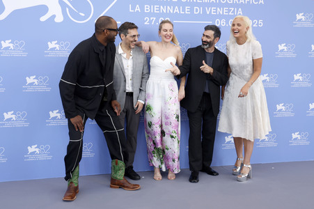 Photocall mit der Orizzonti Jury, Internationale Filmfestspiele von Venedig 2025