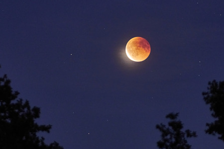 Mondfinsternis mit Blutmond über Hannover