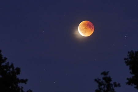 Mondfinsternis mit Blutmond über Hannover