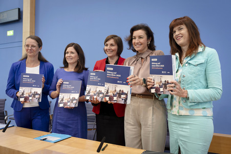 Bundespressekonferenz 'Vorstellung der OECD-Studie Bildung auf einen Blick 2025' in Berlin