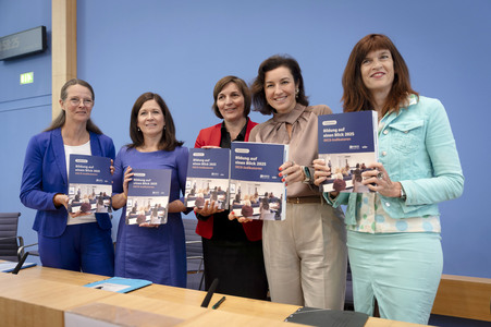 Bundespressekonferenz 'Vorstellung der OECD-Studie Bildung auf einen Blick 2025' in Berlin