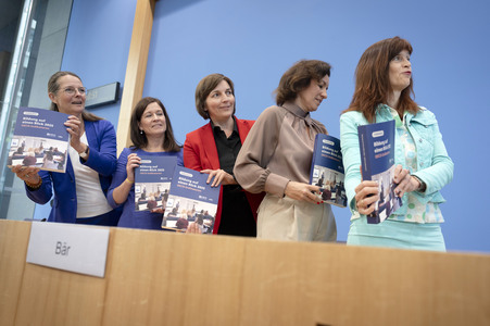Bundespressekonferenz 'Vorstellung der OECD-Studie Bildung auf einen Blick 2025' in Berlin