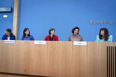 Bundespressekonferenz 'Vorstellung der OECD-Studie Bildung auf einen Blick 2025' in Berlin