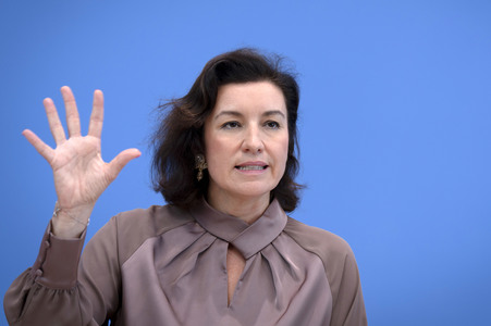 Bundespressekonferenz 'Vorstellung der OECD-Studie Bildung auf einen Blick 2025' in Berlin