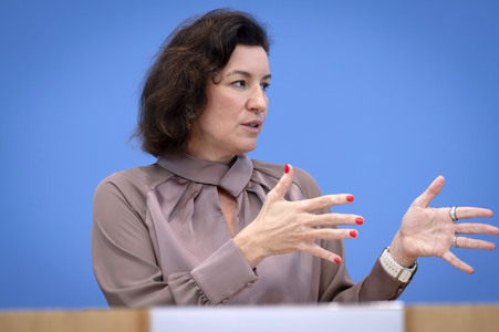 Bundespressekonferenz 'Vorstellung der OECD-Studie Bildung auf einen Blick 2025' in Berlin