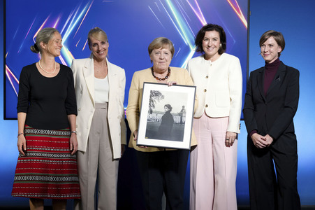 Ausstellungseröffnung 'Unsichtbare Wissenschaftlerinnen - Versäumte Bilder' in Berlin