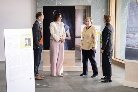 Ausstellungseröffnung 'Unsichtbare Wissenschaftlerinnen - Versäumte Bilder' in Berlin