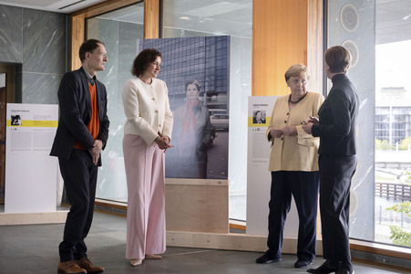 Ausstellungseröffnung 'Unsichtbare Wissenschaftlerinnen - Versäumte Bilder' in Berlin