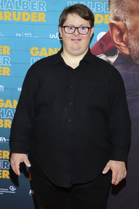 Filmpremiere 'Ganzer halber Bruder' in Hamburg