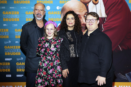 Filmpremiere 'Ganzer halber Bruder' in Hamburg