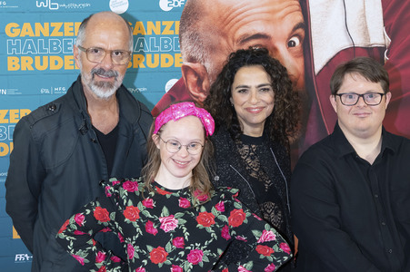Filmpremiere 'Ganzer halber Bruder' in Hamburg