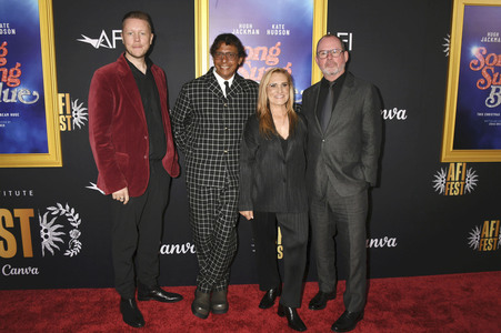Closing Ceremony und Filmpremiere 'Song Sung Blue', AFI Fest 2025 in Los Angeles