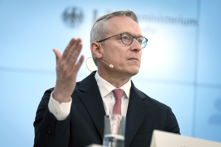 Pressekonferenz zum Thema neue i-kfz-App in Berlin