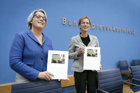 Bundespressekonferenz 'Aktuelle Herausforderungen beim Kinder- und Jugendschutz in der digitalen Welt' in Berlin