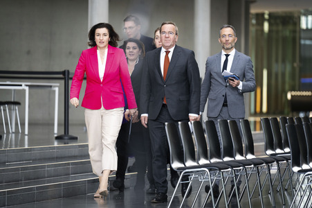 Pressekonferenz zur Weltraumsicherheitsstrategie der Bundesregierung in Berlin