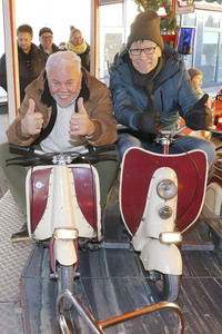 Taco und Thorsten Laussch auf dem Weihnachtmarkt in Hamburg