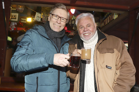 Taco und Thorsten Laussch auf dem Weihnachtmarkt in Hamburg