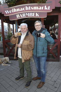 Taco und Thorsten Laussch auf dem Weihnachtmarkt in Hamburg