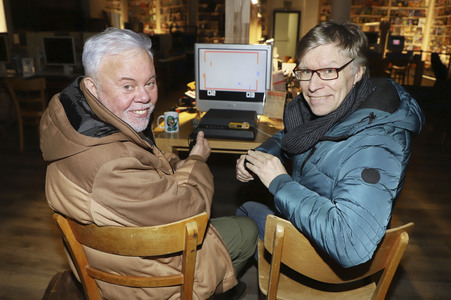 Taco und Thorsten Laussch auf dem Weihnachtmarkt in Hamburg