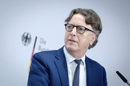 Pressekonferenz zur Vorstellung des Deutschlandfonds bei der KfW-Bankengruppe in Berlin