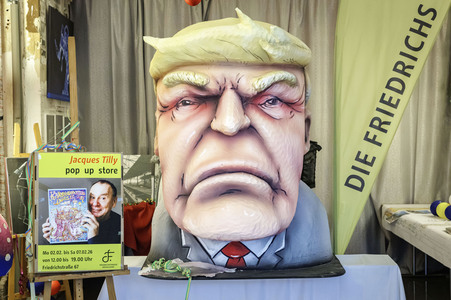 Donald Trump aus Pappmaché in Düsseldorf