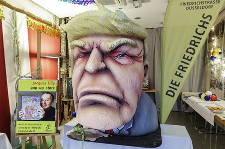 Donald Trump aus Pappmaché in Düsseldorf