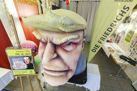 Donald Trump aus Pappmaché in Düsseldorf