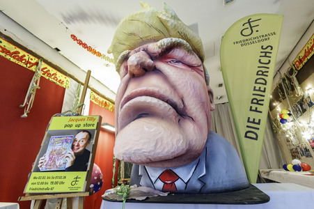 Donald Trump aus Pappmaché in Düsseldorf