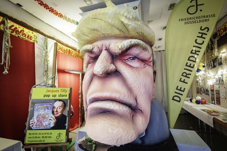 Donald Trump aus Pappmaché in Düsseldorf