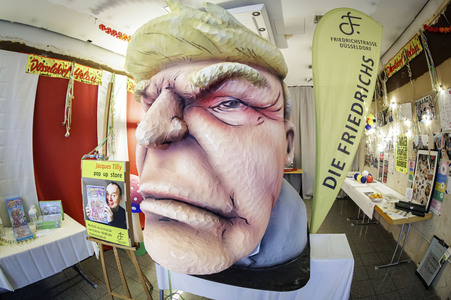 Donald Trump aus Pappmaché in Düsseldorf