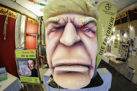 Donald Trump aus Pappmaché in Düsseldorf