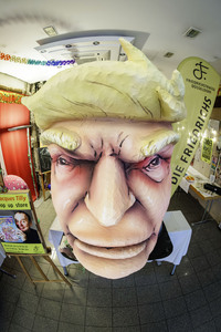Donald Trump aus Pappmaché in Düsseldorf