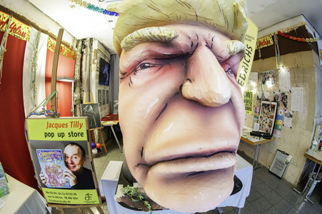 Donald Trump aus Pappmaché in Düsseldorf