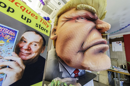 Donald Trump aus Pappmaché in Düsseldorf