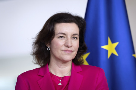 Übergabe vom Jahresgutachten 2026 der Expertenkommission Forschung und Innovation an den Bundeskanzler in Berlin