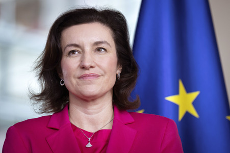 Übergabe vom Jahresgutachten 2026 der Expertenkommission Forschung und Innovation an den Bundeskanzler in Berlin