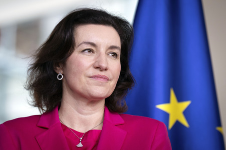 Übergabe vom Jahresgutachten 2026 der Expertenkommission Forschung und Innovation an den Bundeskanzler in Berlin