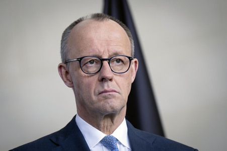 Übergabe vom Jahresgutachten 2026 der Expertenkommission Forschung und Innovation an den Bundeskanzler in Berlin