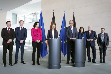 Übergabe vom Jahresgutachten 2026 der Expertenkommission Forschung und Innovation an den Bundeskanzler in Berlin