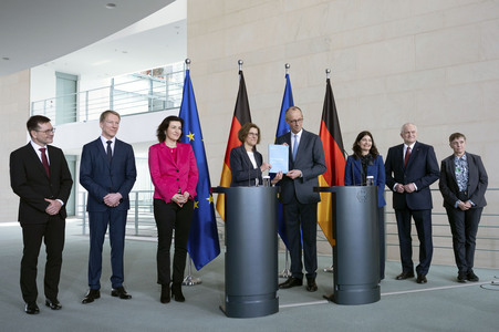 Übergabe vom Jahresgutachten 2026 der Expertenkommission Forschung und Innovation an den Bundeskanzler in Berlin