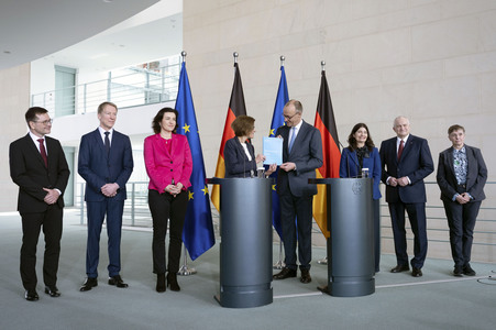 Übergabe vom Jahresgutachten 2026 der Expertenkommission Forschung und Innovation an den Bundeskanzler in Berlin