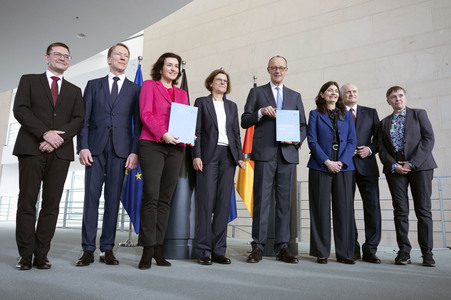 Übergabe vom Jahresgutachten 2026 der Expertenkommission Forschung und Innovation an den Bundeskanzler in Berlin