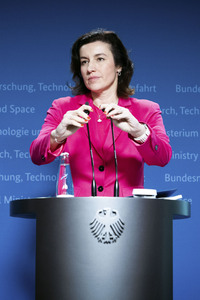 Übergabe vom Jahresgutachten 2026 der Expertenkommission Forschung und Innovation an den Bundeskanzler in Berlin