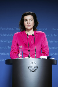 Übergabe vom Jahresgutachten 2026 der Expertenkommission Forschung und Innovation an den Bundeskanzler in Berlin